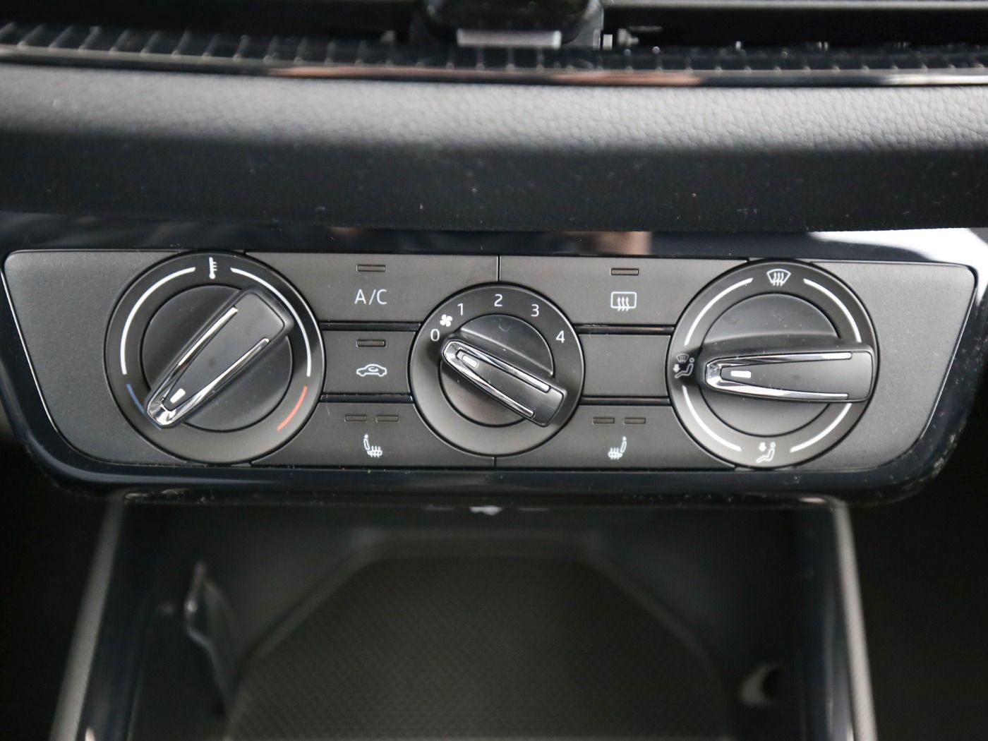 Fahrzeug autohaus mense Fahrzeugabbildung SKODA Fabia 1.0 MPI Essence LED|LaneAss|PDC|SHZG