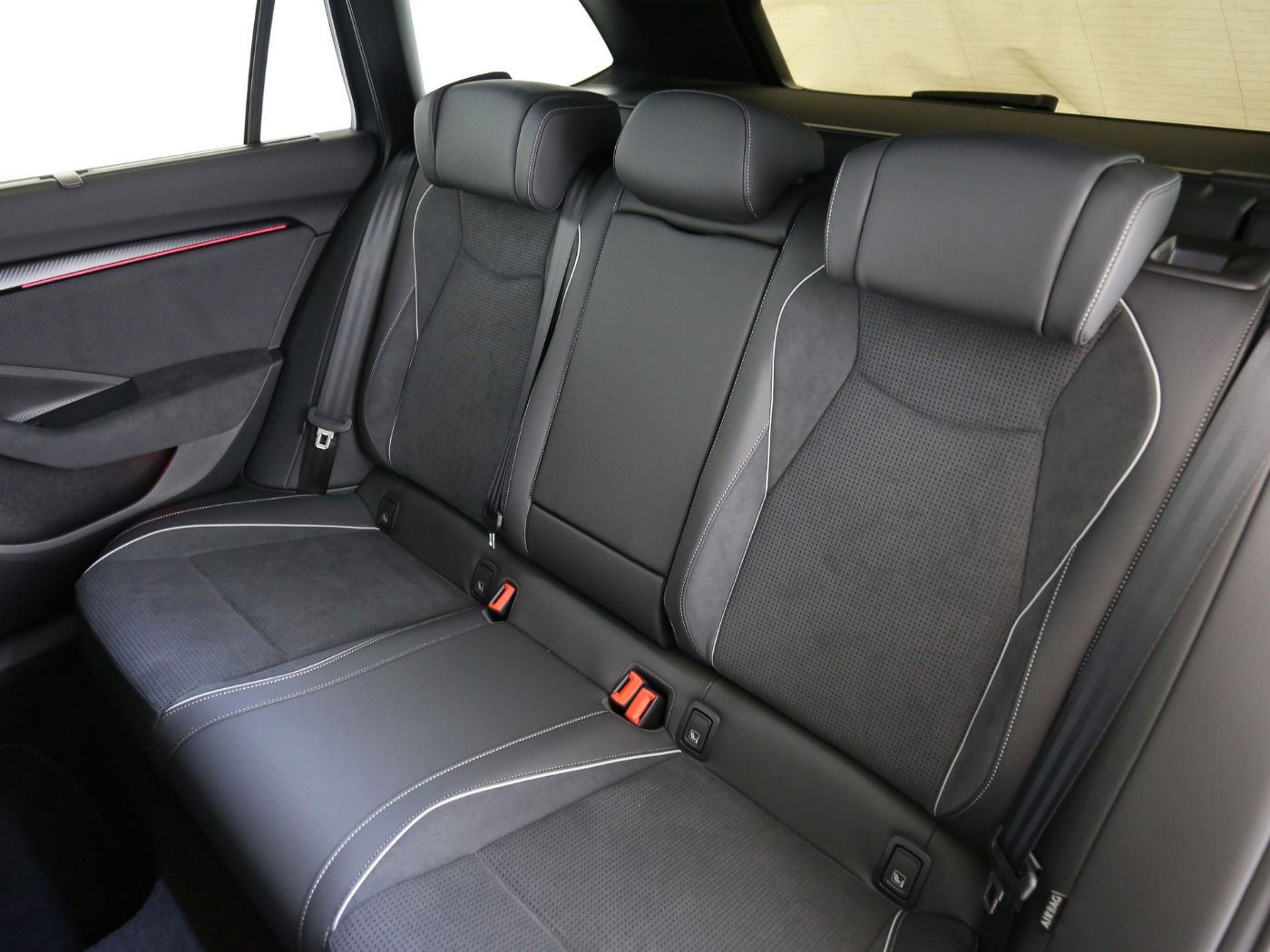 Fahrzeugabbildung SKODA Superb Combi 1.5 TSI iV W Sportline Matrix|AHK