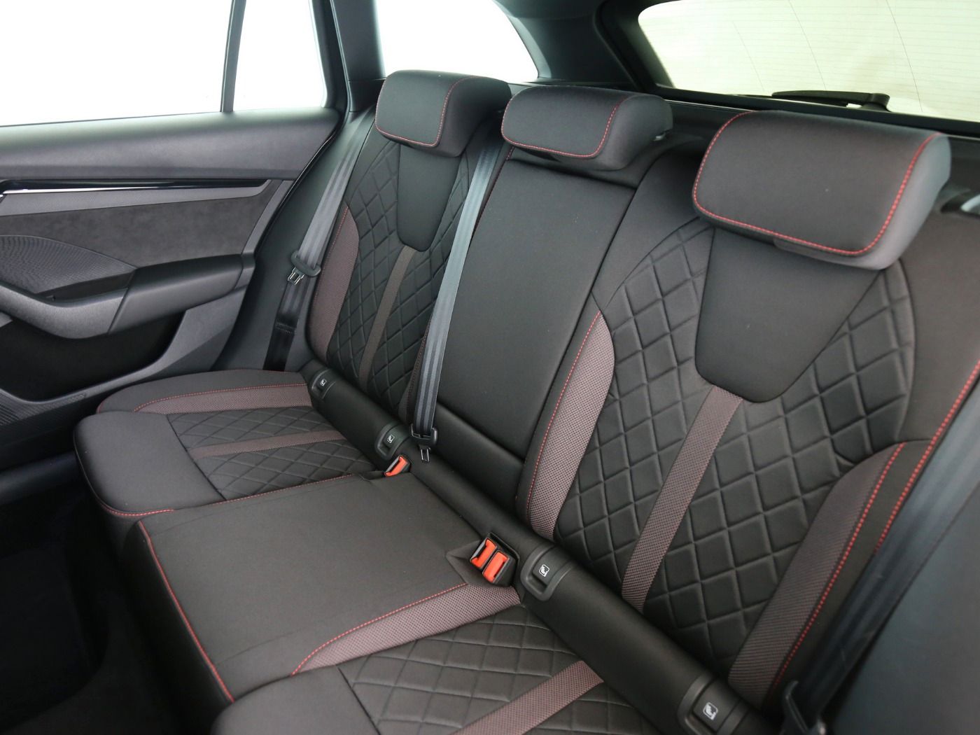 Fahrzeug autohaus mense Fahrzeugabbildung SKODA Octavia Combi Octavia Combi RS 2.0l TSI 180kW 7-