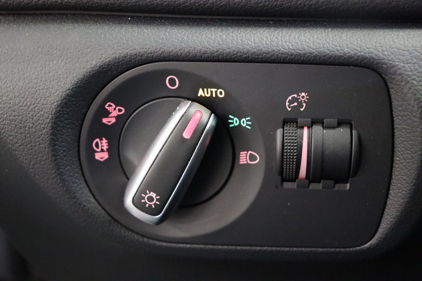 Fahrzeugabbildung Audi Q3 2.0 TDI quattro S tronic sport AHK|Navi