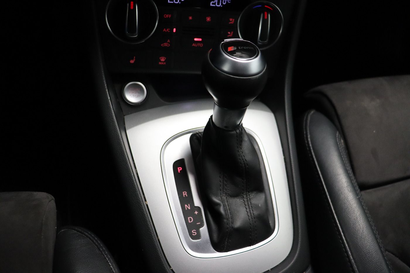 Fahrzeugabbildung Audi Q3 2.0 TDI quattro S tronic sport AHK|Navi