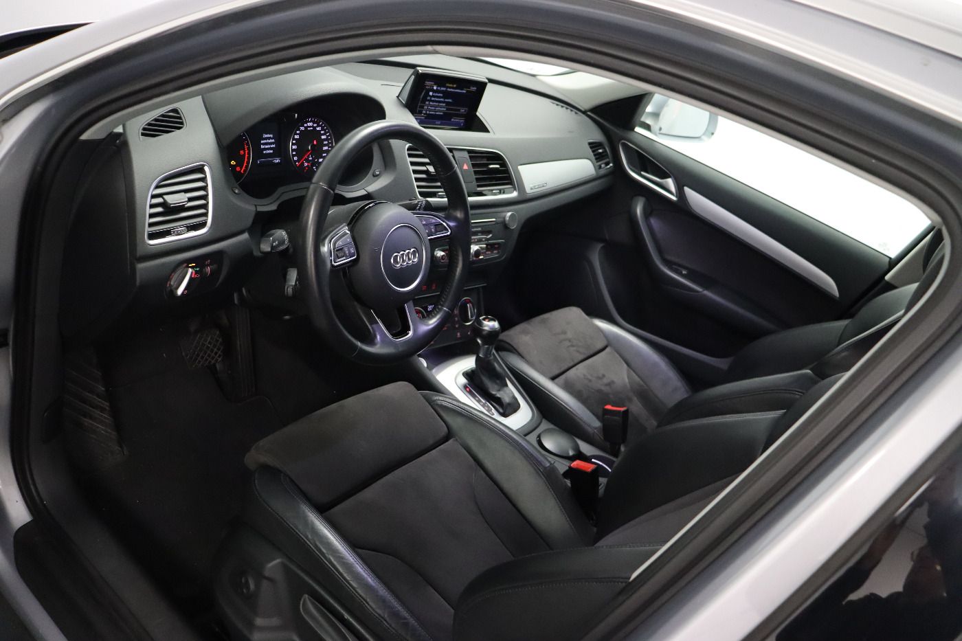 Fahrzeugabbildung Audi Q3 2.0 TDI quattro S tronic sport AHK|Navi