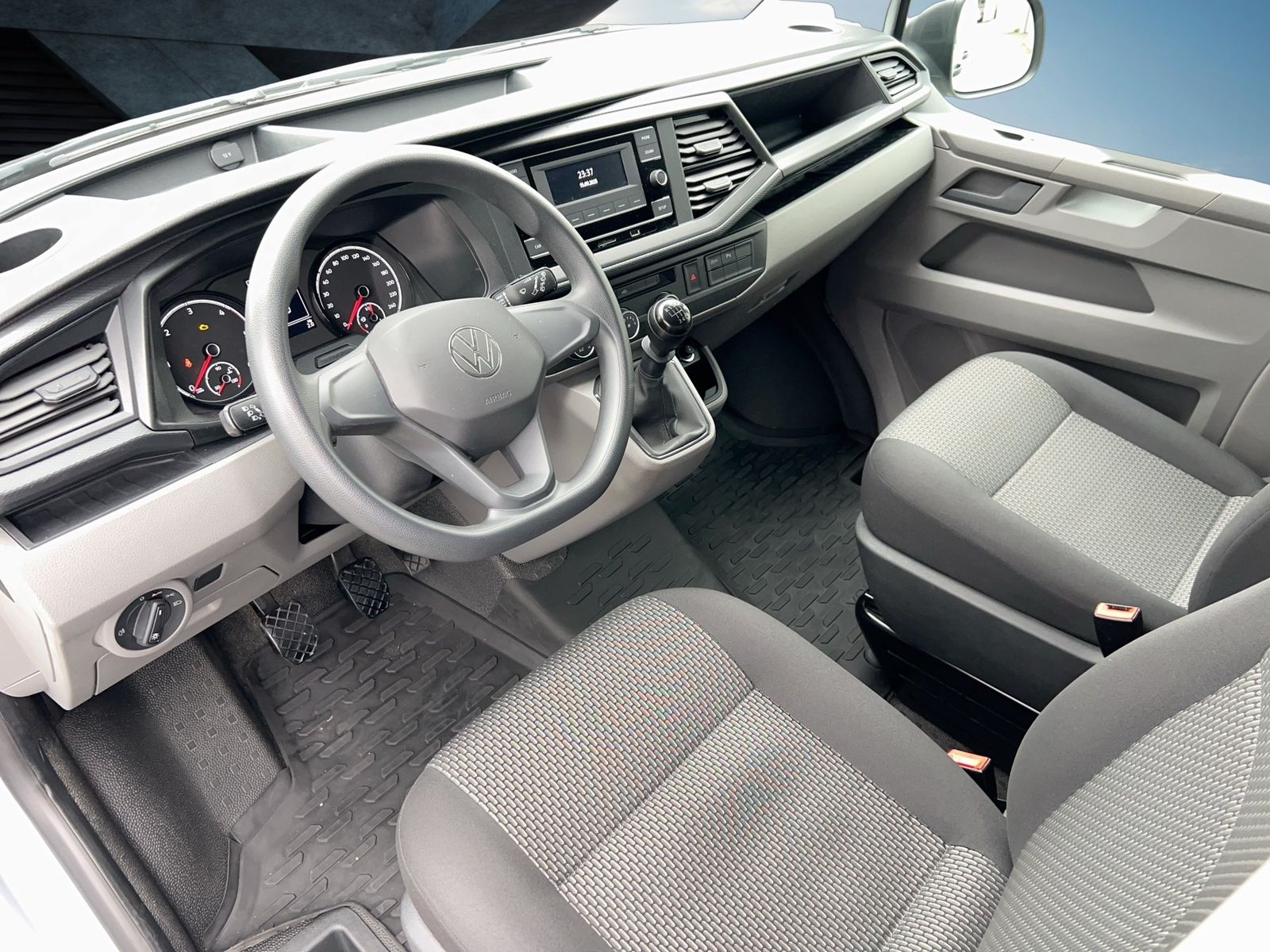 Fahrzeugabbildung Volkswagen T6.1 Transporter 2.0 TDI Kasten FWD lang LED|PDC