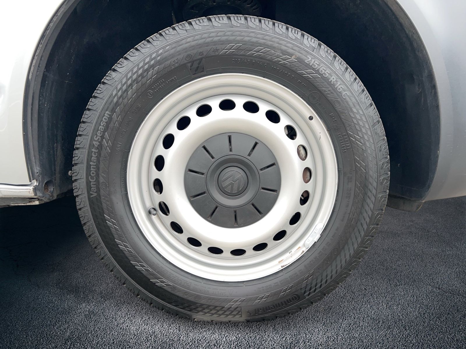 Fahrzeugabbildung Volkswagen T6.1 Transporter 2.0 TDI Kasten FWD lang LED|PDC