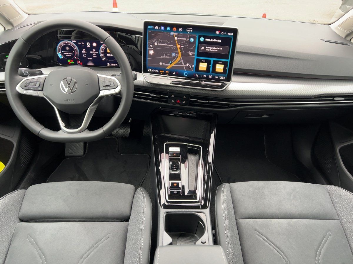 Fahrzeugabbildung Volkswagen Golf Style 1.5 eTSI DSG AHK Nav HUD 360° IQ.Ligh