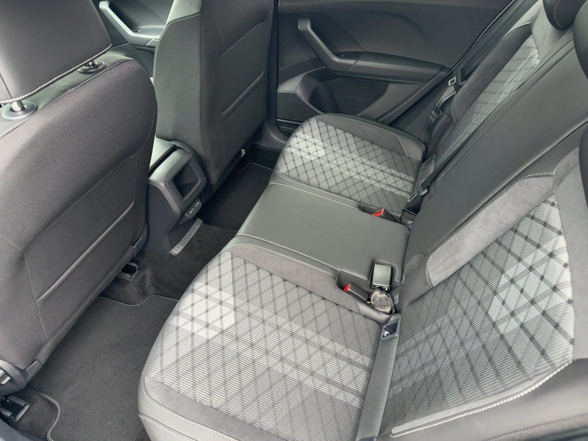 Fahrzeugabbildung Volkswagen T-Cross 1.0 TSI DSG R-Line AHK Nav Kamera IQLigh