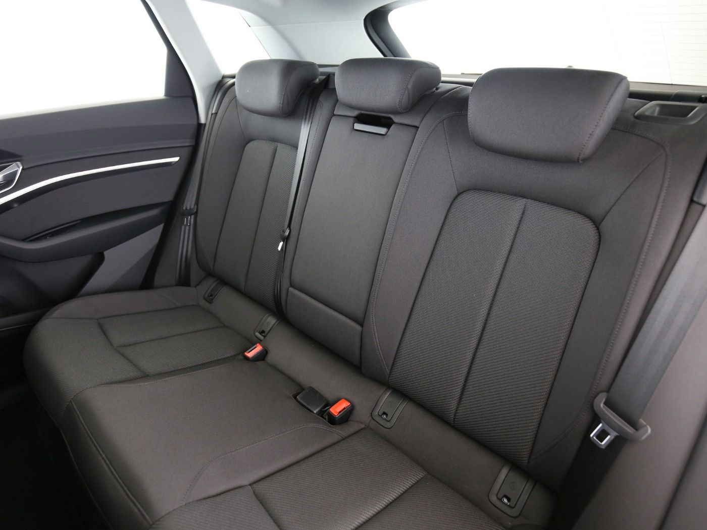 Fahrzeug autohaus mense Fahrzeugabbildung Audi e-tron quattro 230kW AHK|Luft|Standhzg|LED|Navi