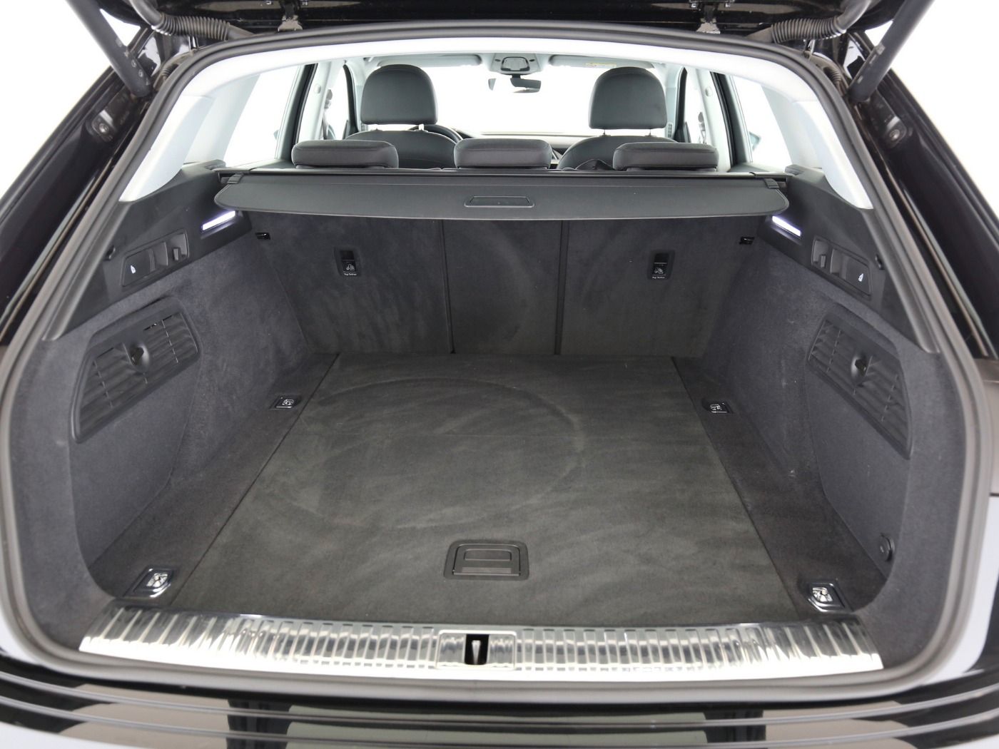 Fahrzeug autohaus mense Fahrzeugabbildung Audi e-tron quattro 230kW AHK|Luft|Standhzg|LED|Navi