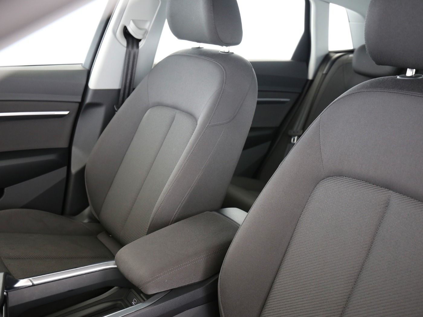 Fahrzeug autohaus mense Fahrzeugabbildung Audi e-tron quattro 230kW AHK|Luft|Standhzg|LED|Navi