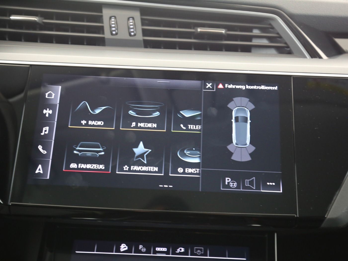 Fahrzeug autohaus mense Fahrzeugabbildung Audi e-tron quattro 230kW AHK|Luft|Standhzg|LED|Navi