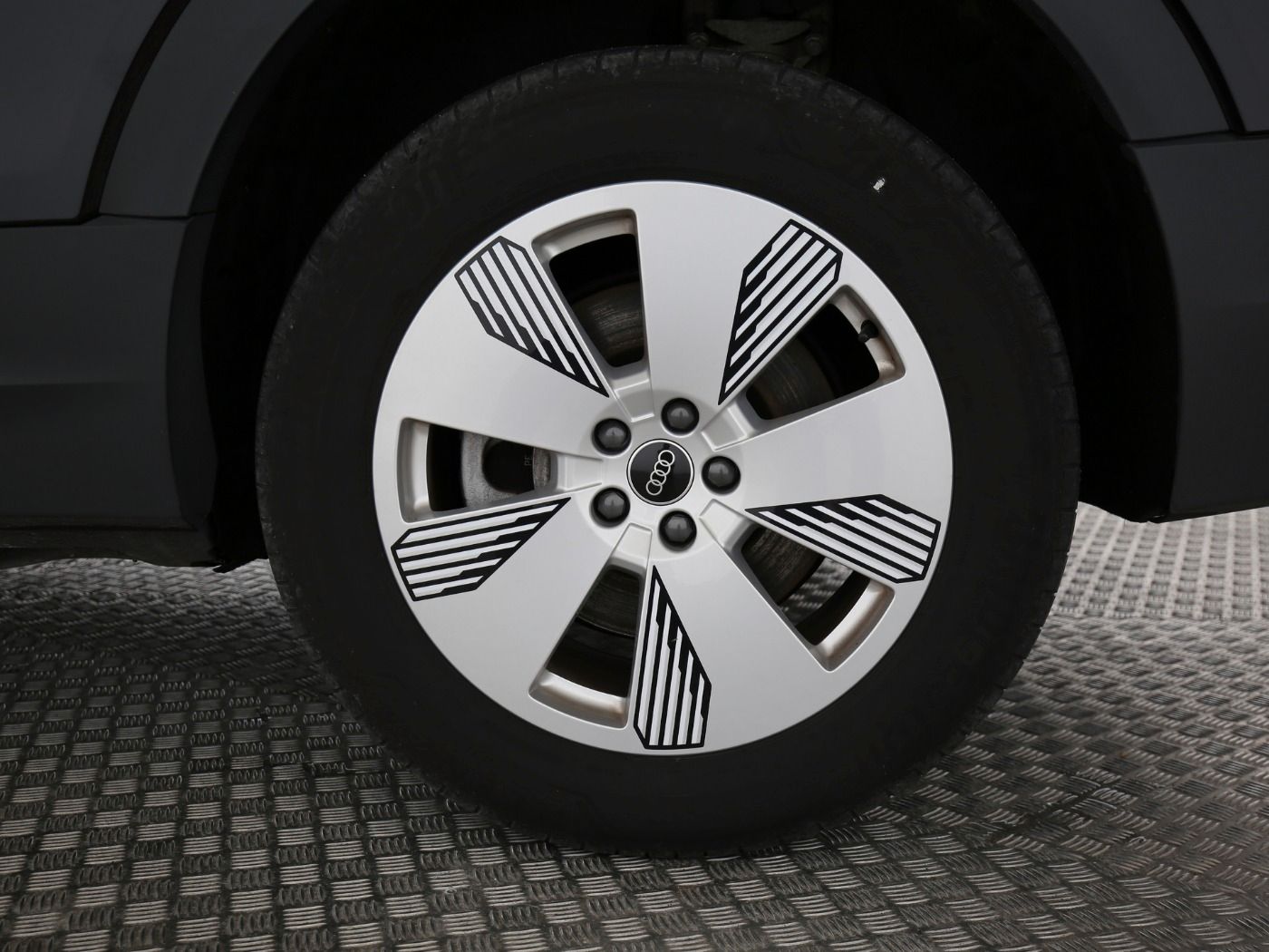 Fahrzeug autohaus mense Fahrzeugabbildung Audi e-tron quattro 230kW AHK|Luft|Standhzg|LED|Navi