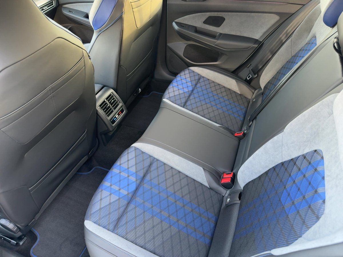 Fahrzeugabbildung Volkswagen Golf R Black Edition Akra Pano Navi HarmanKardon