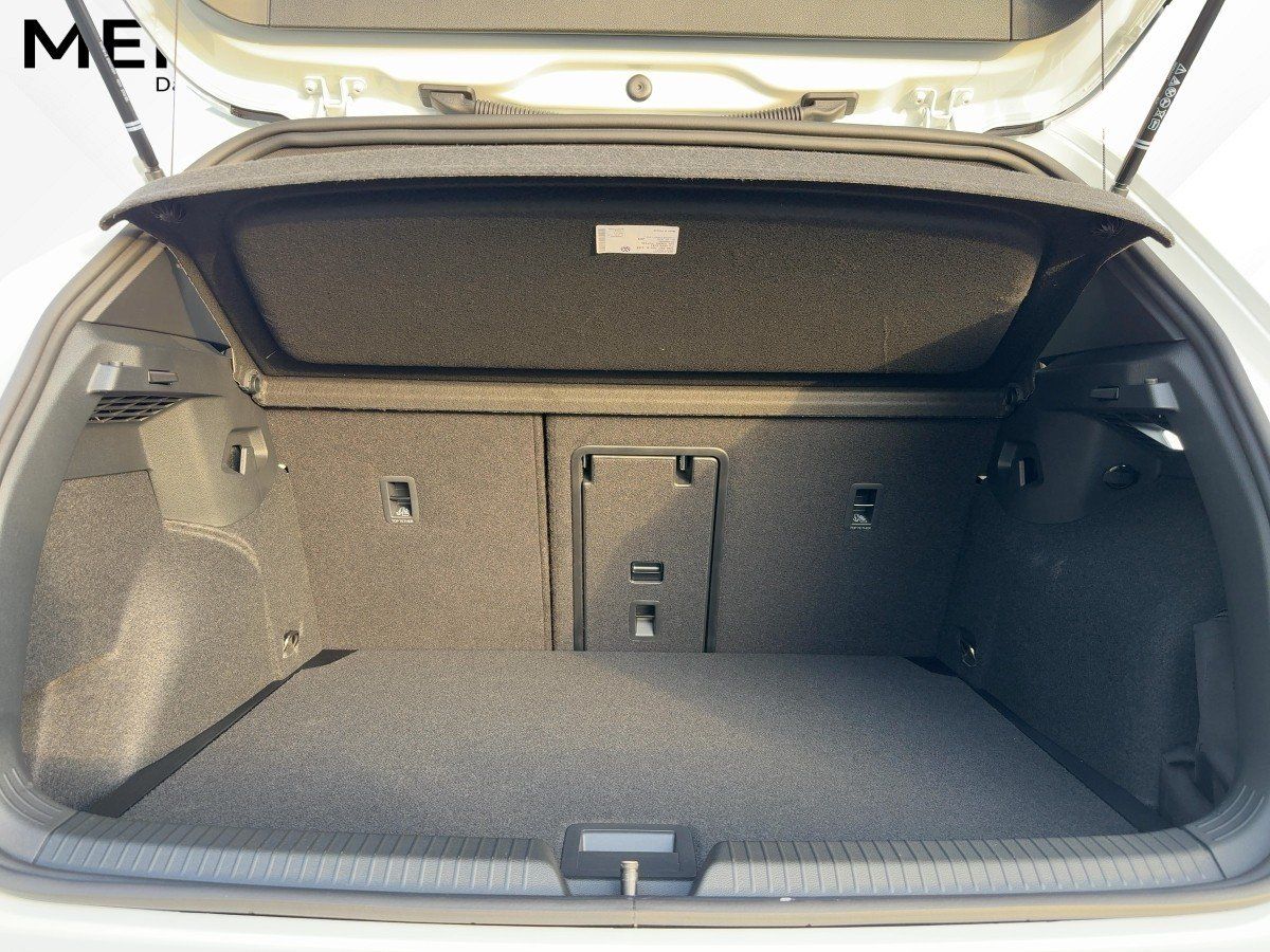 Fahrzeugabbildung Volkswagen Golf R Black Edition Akra Pano Navi HarmanKardon