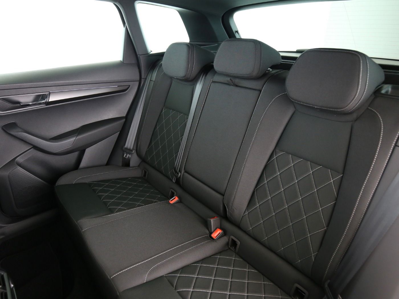 Fahrzeugabbildung SKODA Karoq 1.5 TSI ACT Sportline Matrix|AHK|ACC|LED