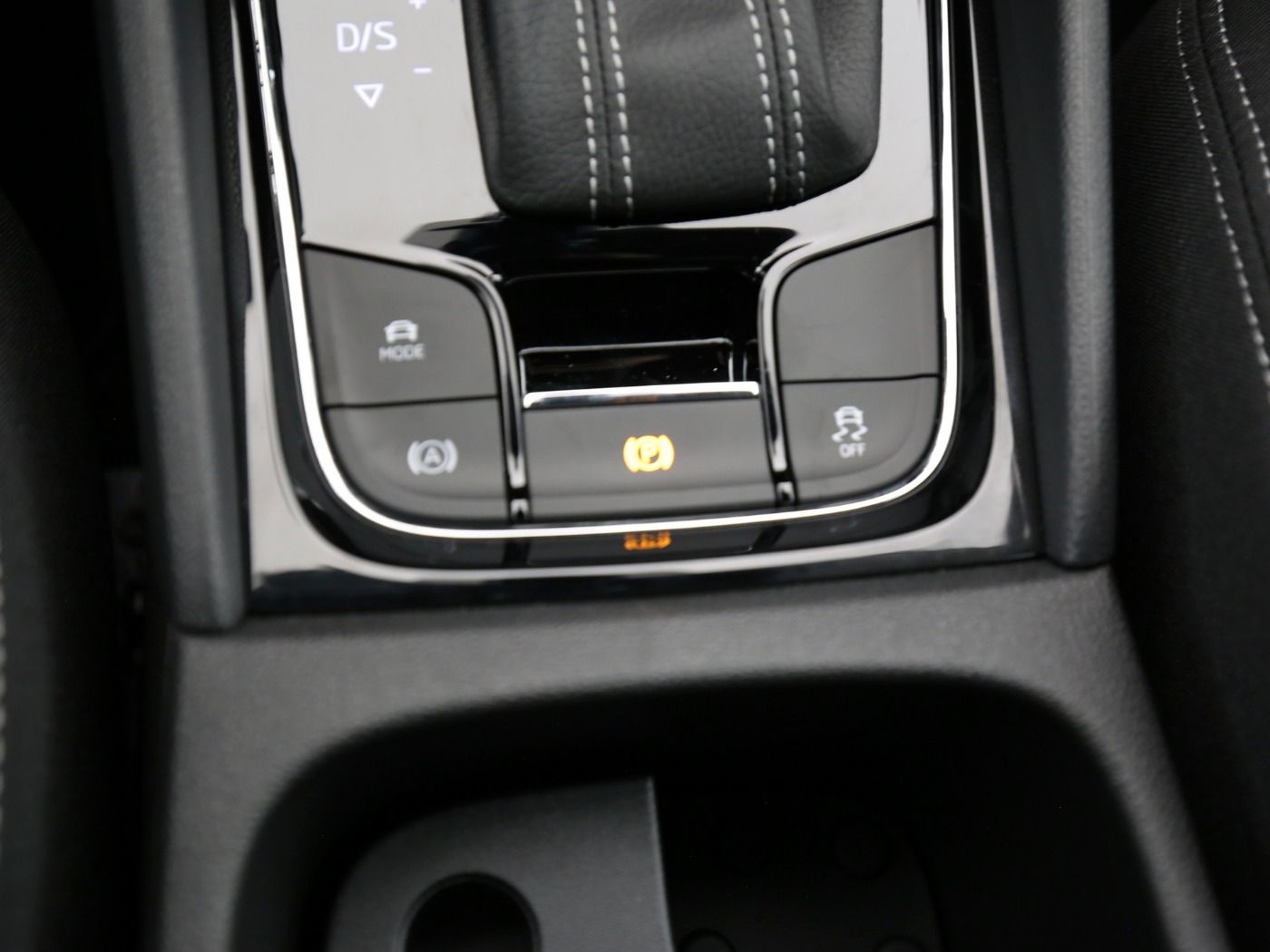 Fahrzeugabbildung SKODA Karoq 1.5 TSI ACT Sportline Matrix|AHK|ACC|LED