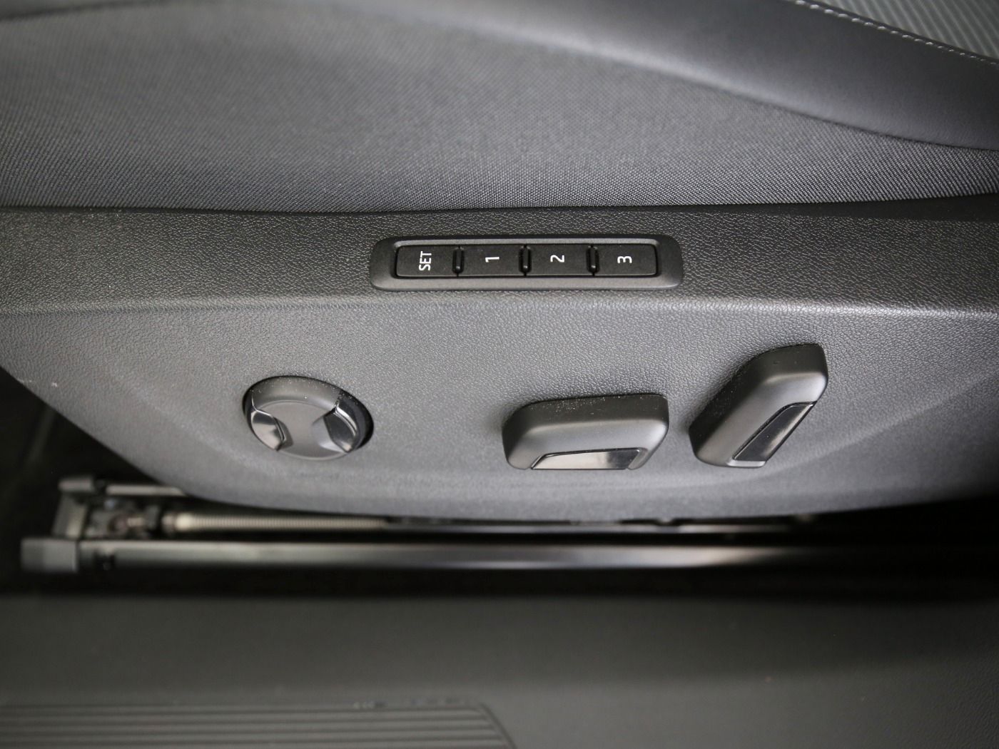 Fahrzeugabbildung SKODA Enyaq 60 Loft ACC|LED|Navi|VirtualCP|Akustikglas