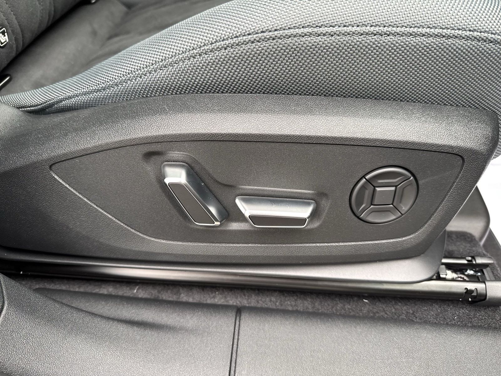 Fahrzeugabbildung Audi Q3 SUV TFSI 110kW S tronic TechPro|Pano|HUD|