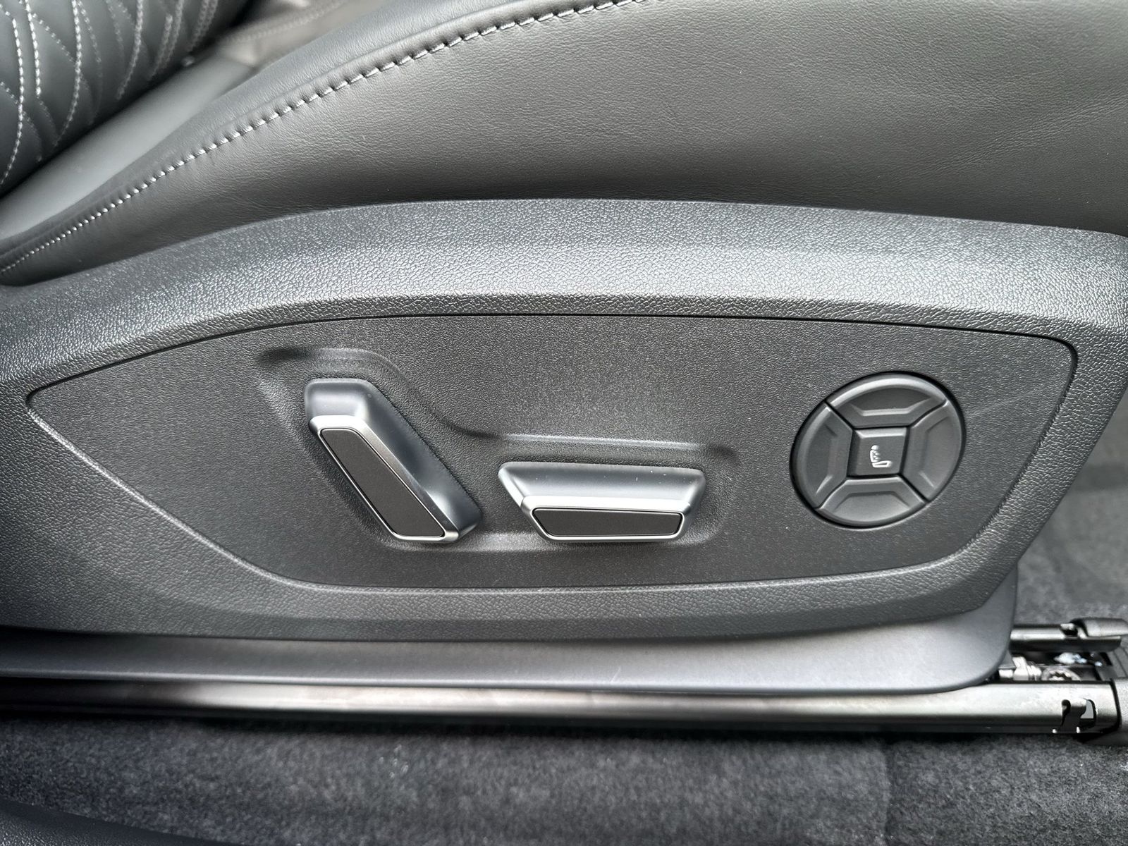 Fahrzeugabbildung Audi Q6 SUV e-tron quattro 285 kW B&O|AHK|HUD|Luft|LM