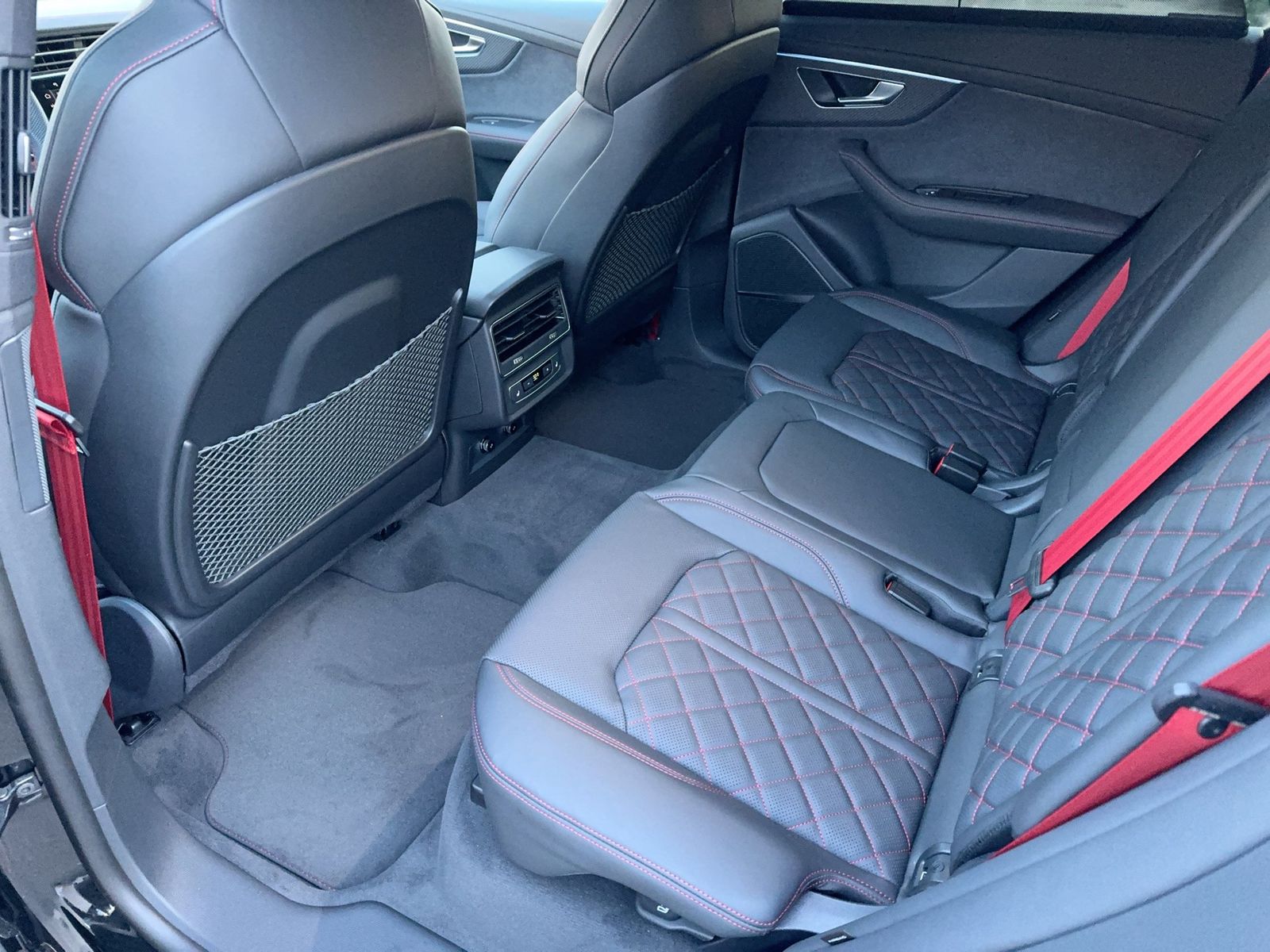 Fahrzeugabbildung Audi Q8 TFSIe S line business Matrix|Pano|HUD|