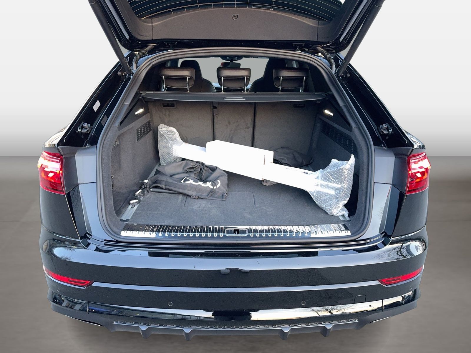 Fahrzeugabbildung Audi Q8 TFSIe S line business Matrix|Pano|HUD|