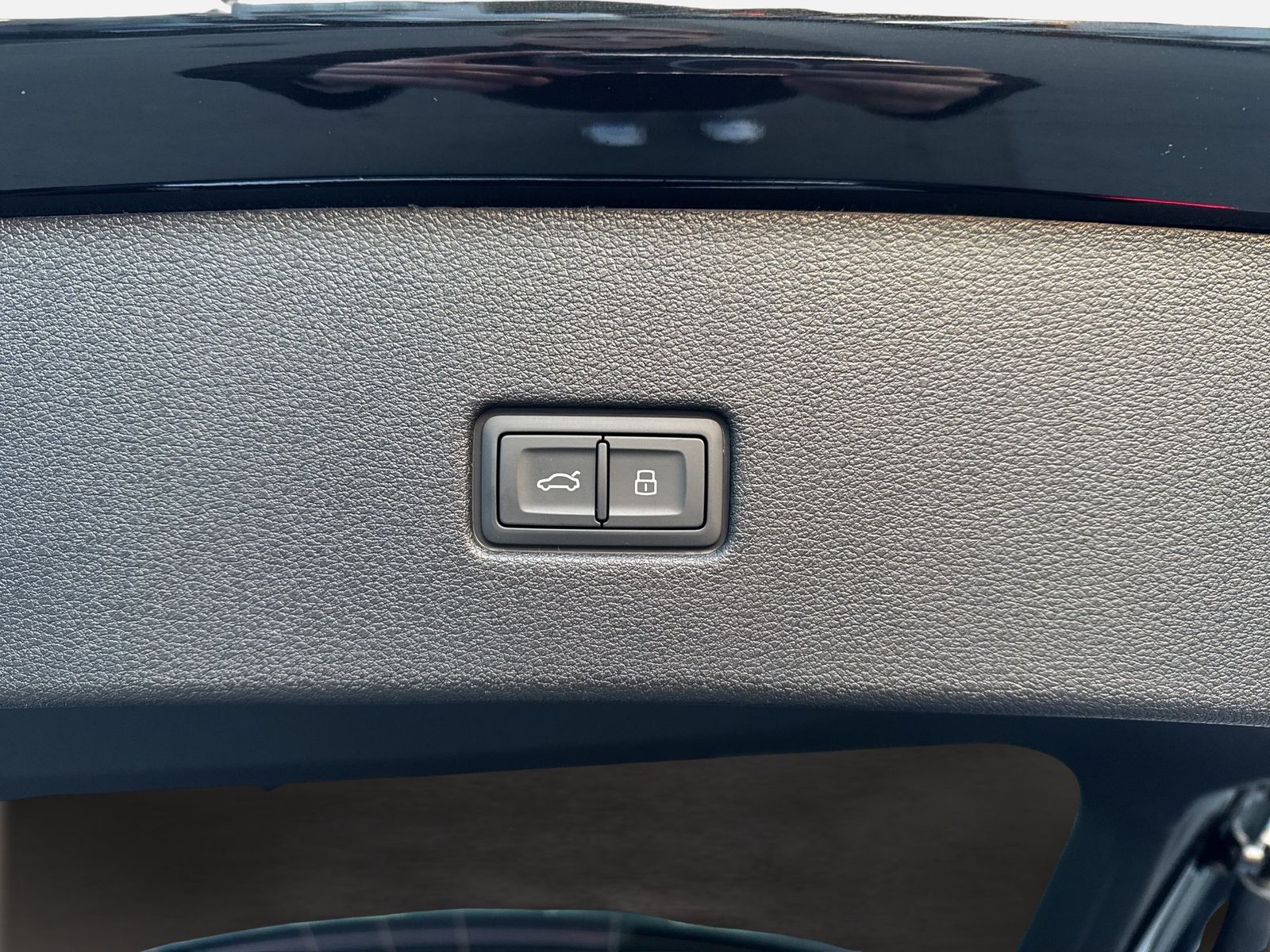 Fahrzeugabbildung Audi Q8 TFSIe S line business Matrix|Pano|HUD|