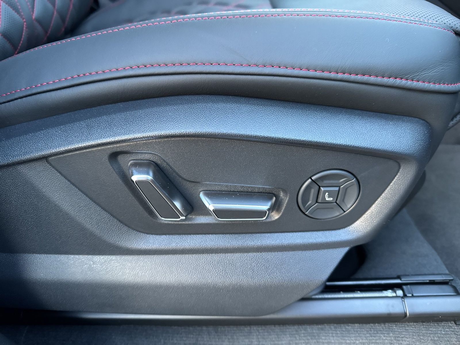 Fahrzeugabbildung Audi Q8 TFSIe S line business Matrix|Pano|HUD|