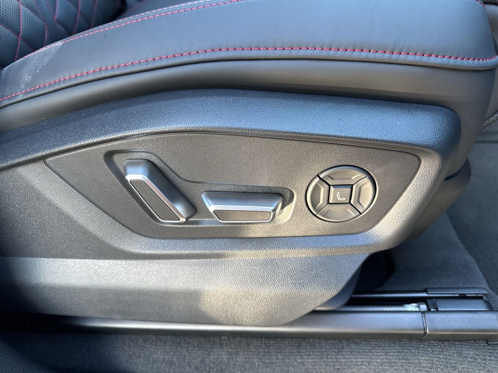 Fahrzeugabbildung Audi Q8 SUV TFSI e quattro 360 kW tiptronic Matrix|SD