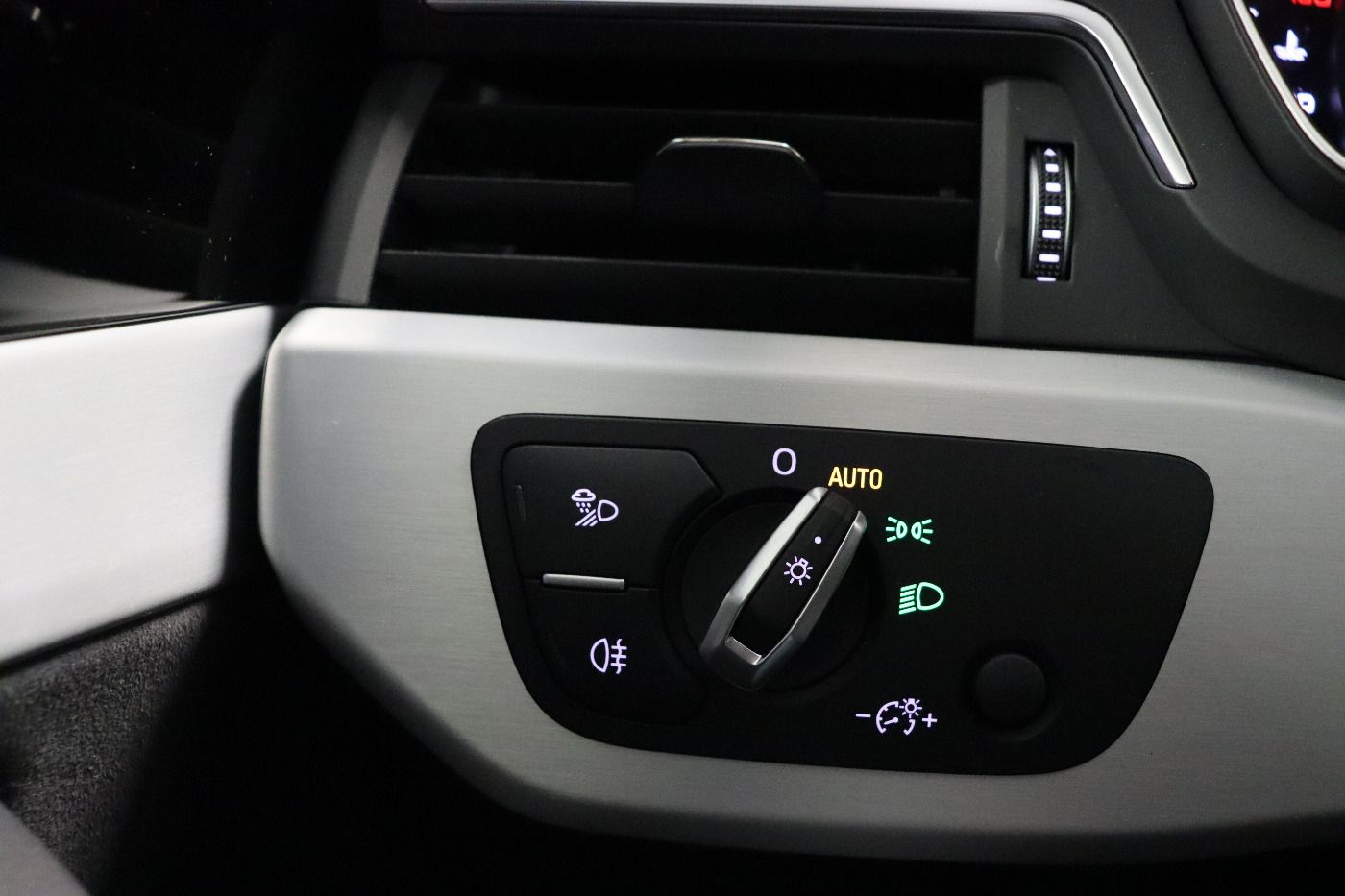 Fahrzeugabbildung Audi A4 Avant 40 TFSI S tronic S line ACC