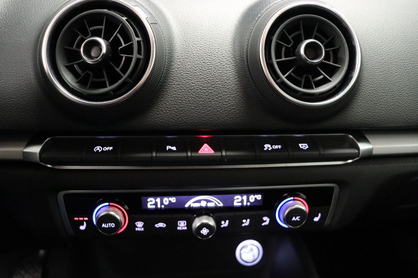 Fahrzeug autohaus mense Fahrzeugabbildung Audi A3 Limousine 30 TDI Navi|Xenon