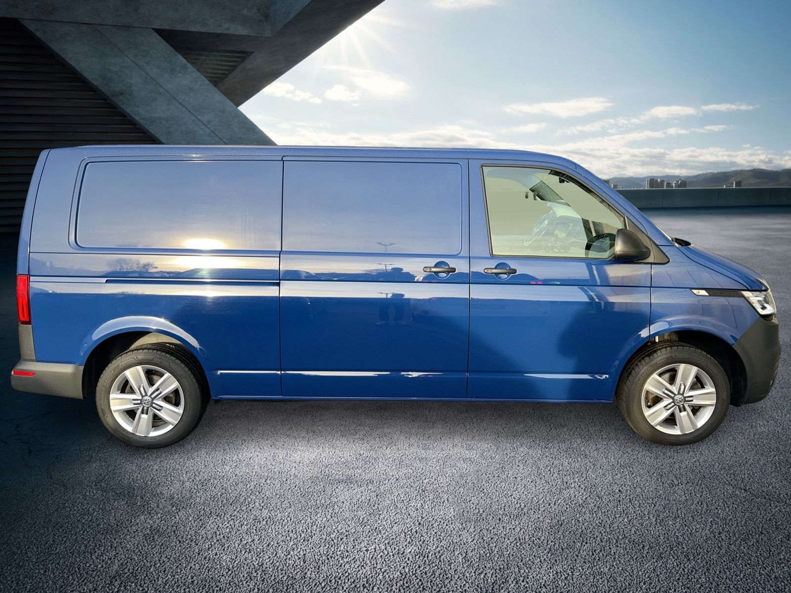 Fahrzeugabbildung Volkswagen T6.1 Transporter 2.0 TDI Kasten FWD lang CarPlay