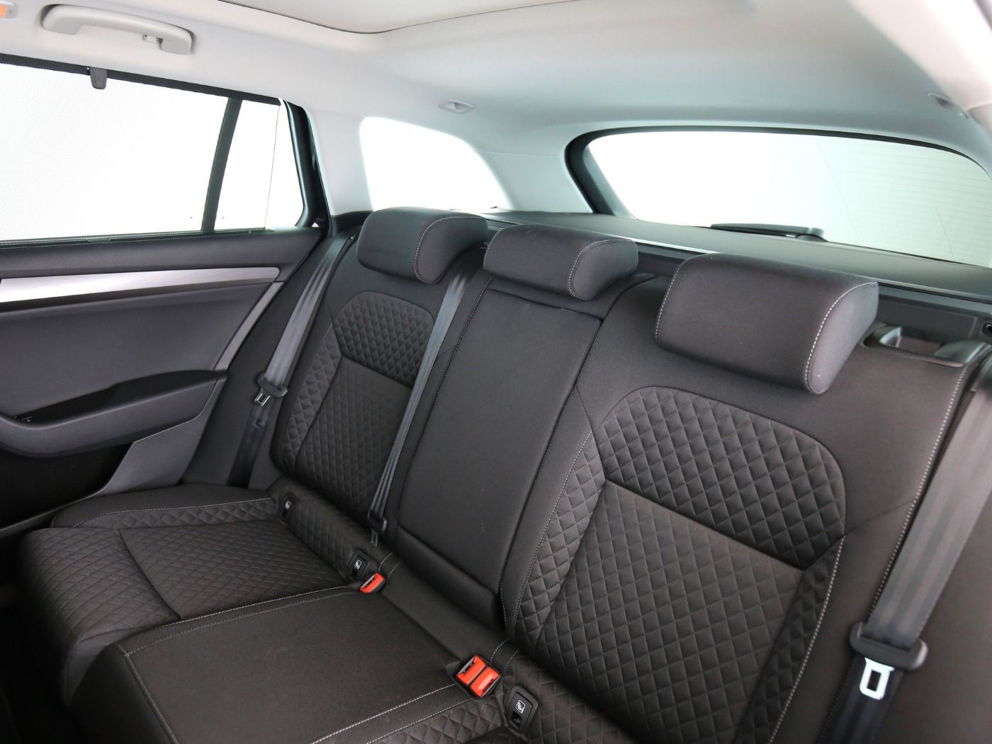 Fahrzeugabbildung SKODA Superb Combi 2.0 TDI Ambition Pano|SD|4xSHZG|ACC