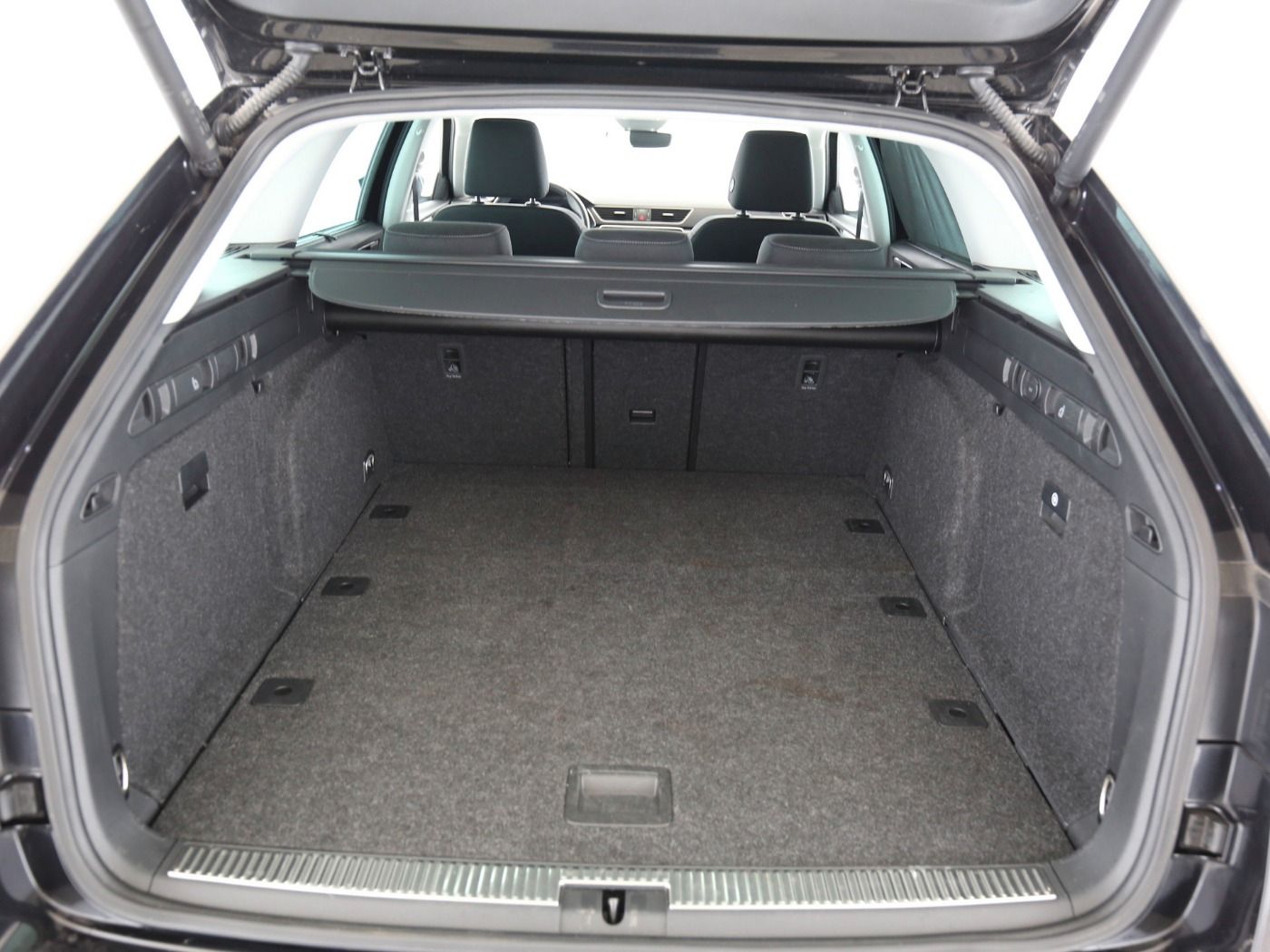 Fahrzeugabbildung SKODA Superb Combi 2.0 TDI Ambition Pano|SD|4xSHZG|ACC