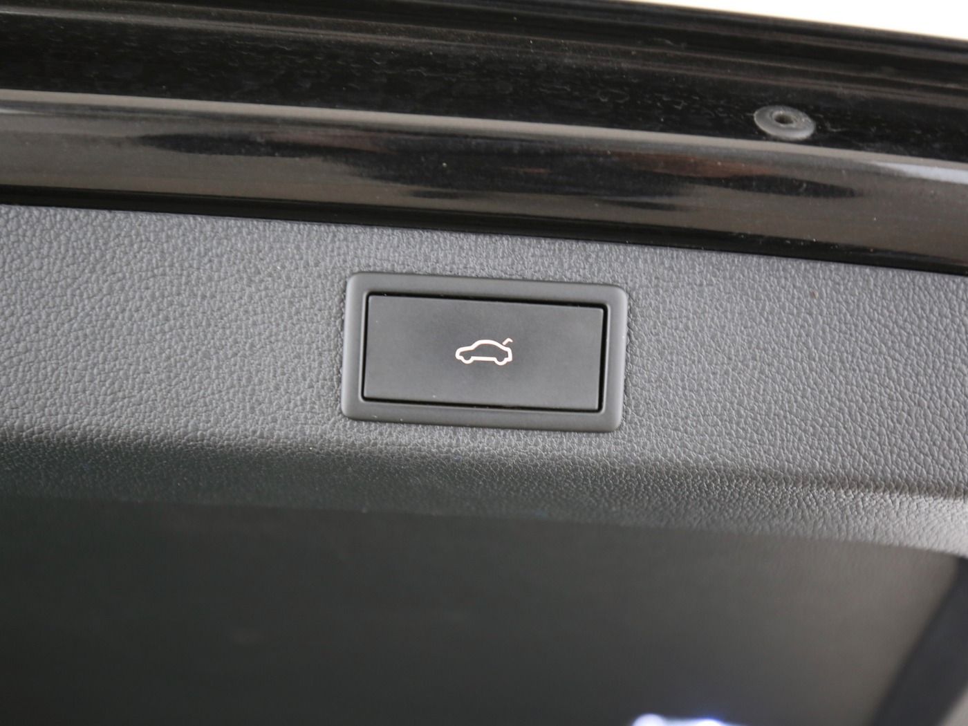 Fahrzeugabbildung SKODA Superb Combi 2.0 TDI Ambition Pano|SD|4xSHZG|ACC