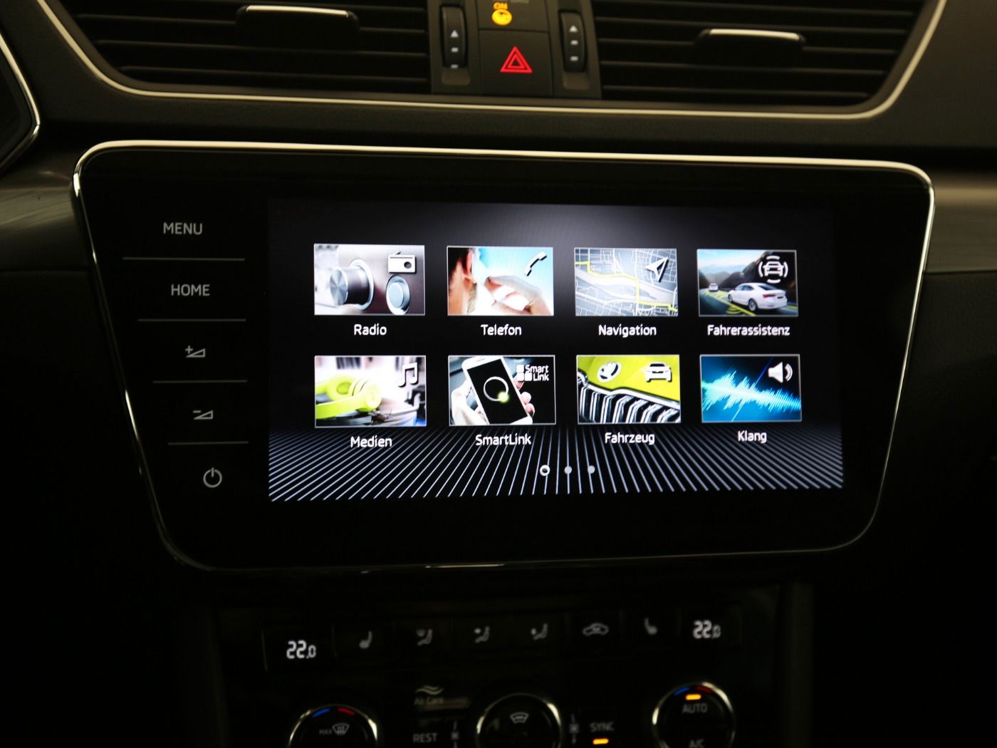 Fahrzeugabbildung SKODA Superb Combi 2.0 TDI Ambition Pano|SD|4xSHZG|ACC