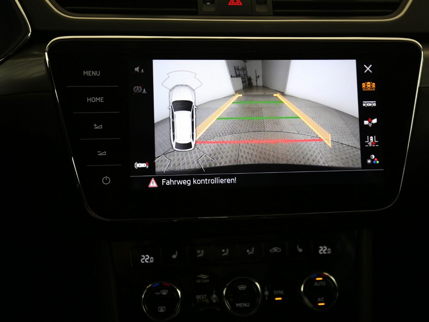 Fahrzeugabbildung SKODA Superb Combi 2.0 TDI Ambition Pano|SD|4xSHZG|ACC