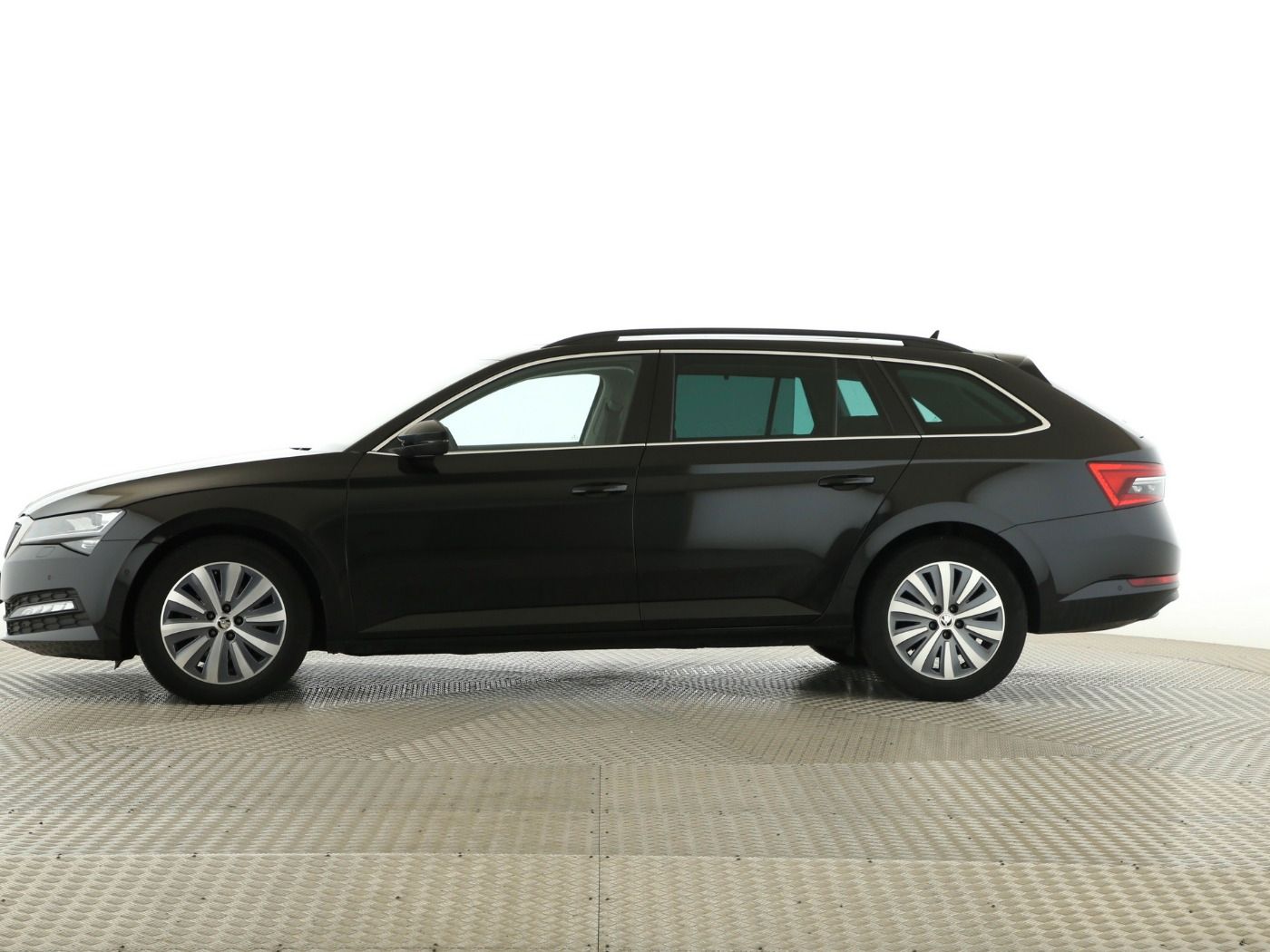 Fahrzeugabbildung SKODA Superb Combi 2.0 TDI Ambition Pano|SD|4xSHZG|ACC