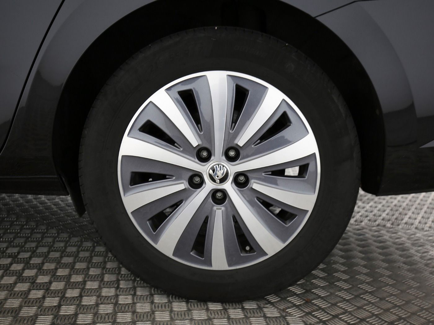 Fahrzeugabbildung SKODA Superb Combi 2.0 TDI Ambition Pano|SD|4xSHZG|ACC