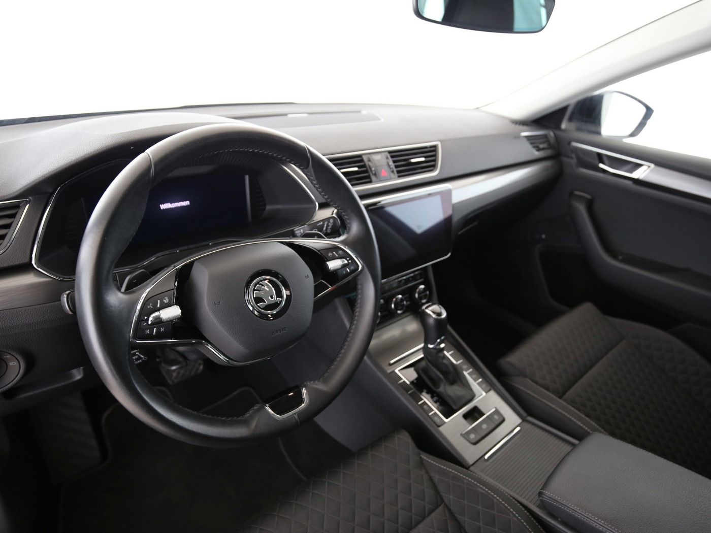 Fahrzeugabbildung SKODA Superb Combi 2.0 TDI Ambition Pano|SD|4xSHZG|ACC