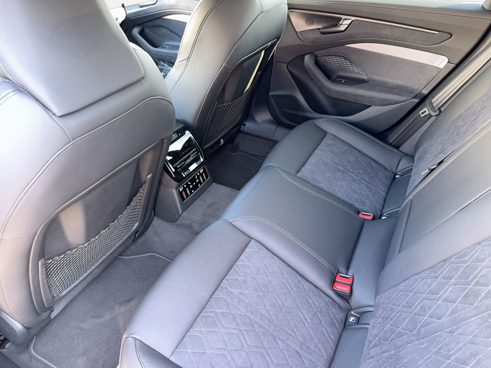 Fahrzeugabbildung Audi A6 Avant TDI quattro 150 kW S tronic B&O|AHK|HUD