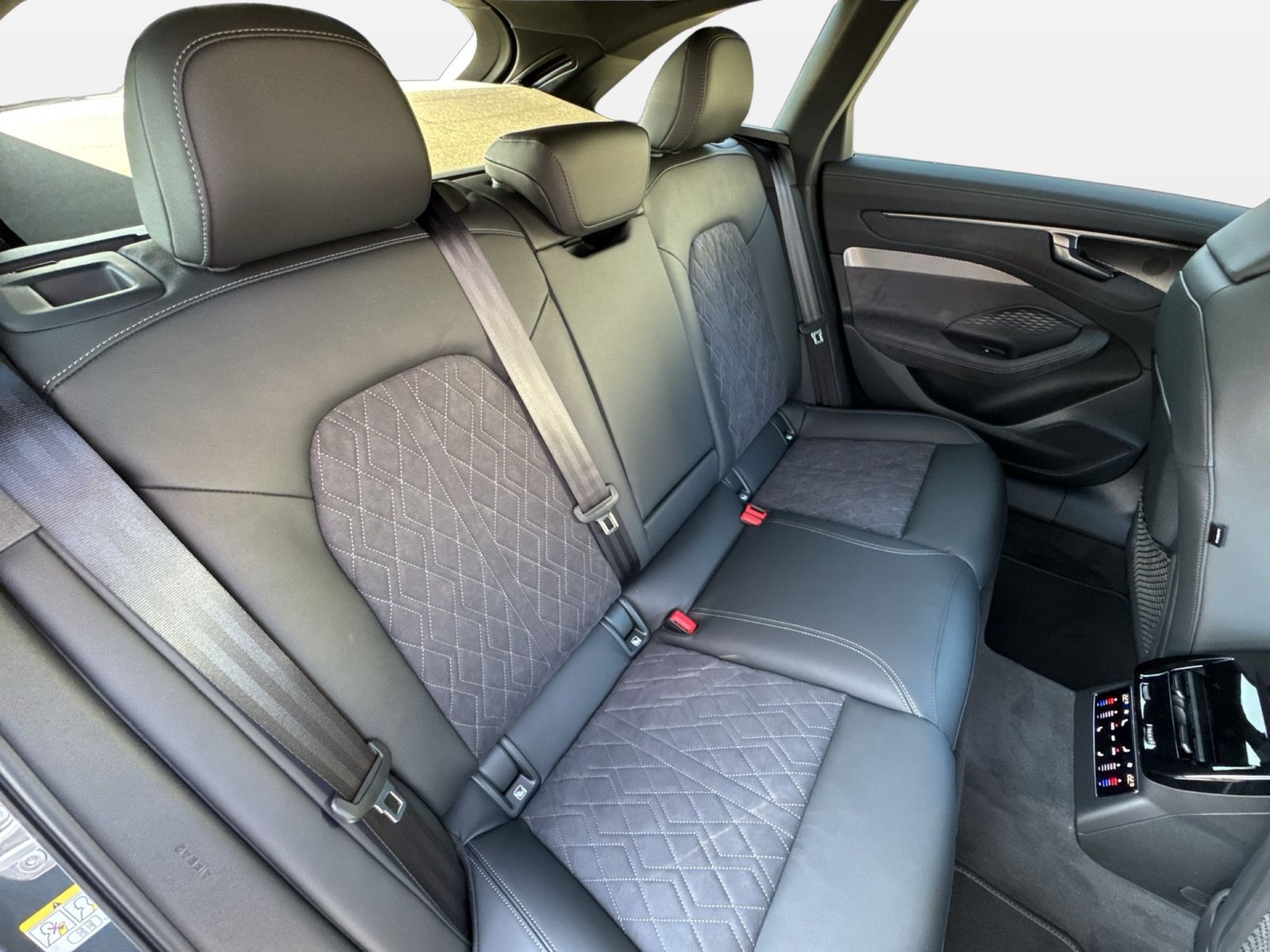Fahrzeugabbildung Audi A6 Avant TDI quattro 150 kW S tronic B&O|AHK|HUD
