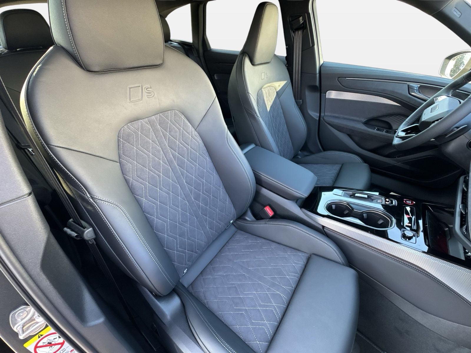 Fahrzeugabbildung Audi A6 Avant TDI quattro 150 kW S tronic B&O|AHK|HUD