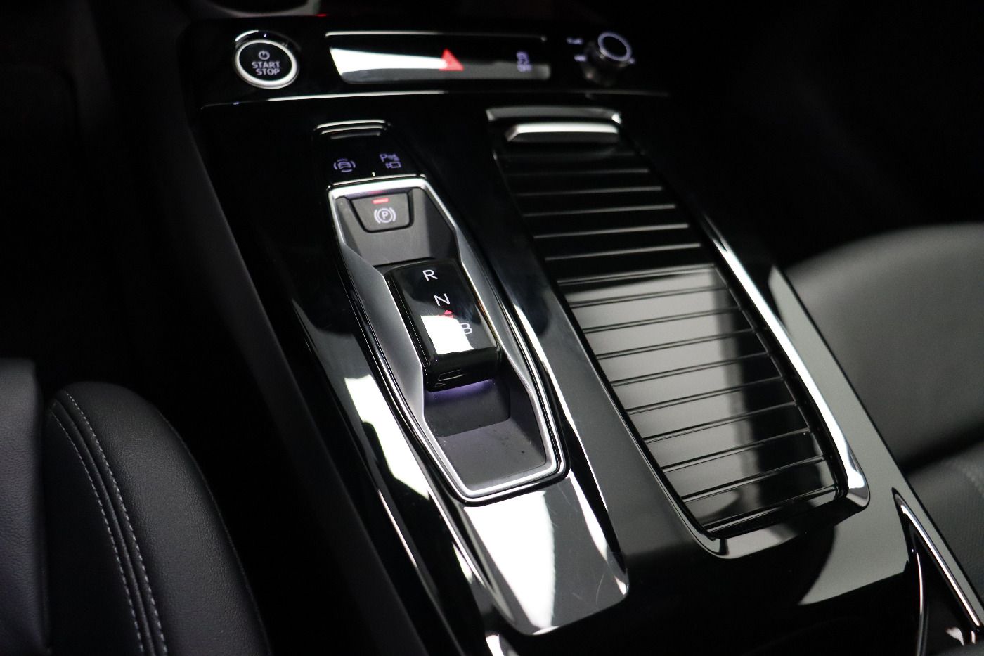 Fahrzeug autohaus mense Fahrzeugabbildung Audi A6 Avant e-tron B&O|AHK|HUD|Luft|Standhzg|4xSHZG