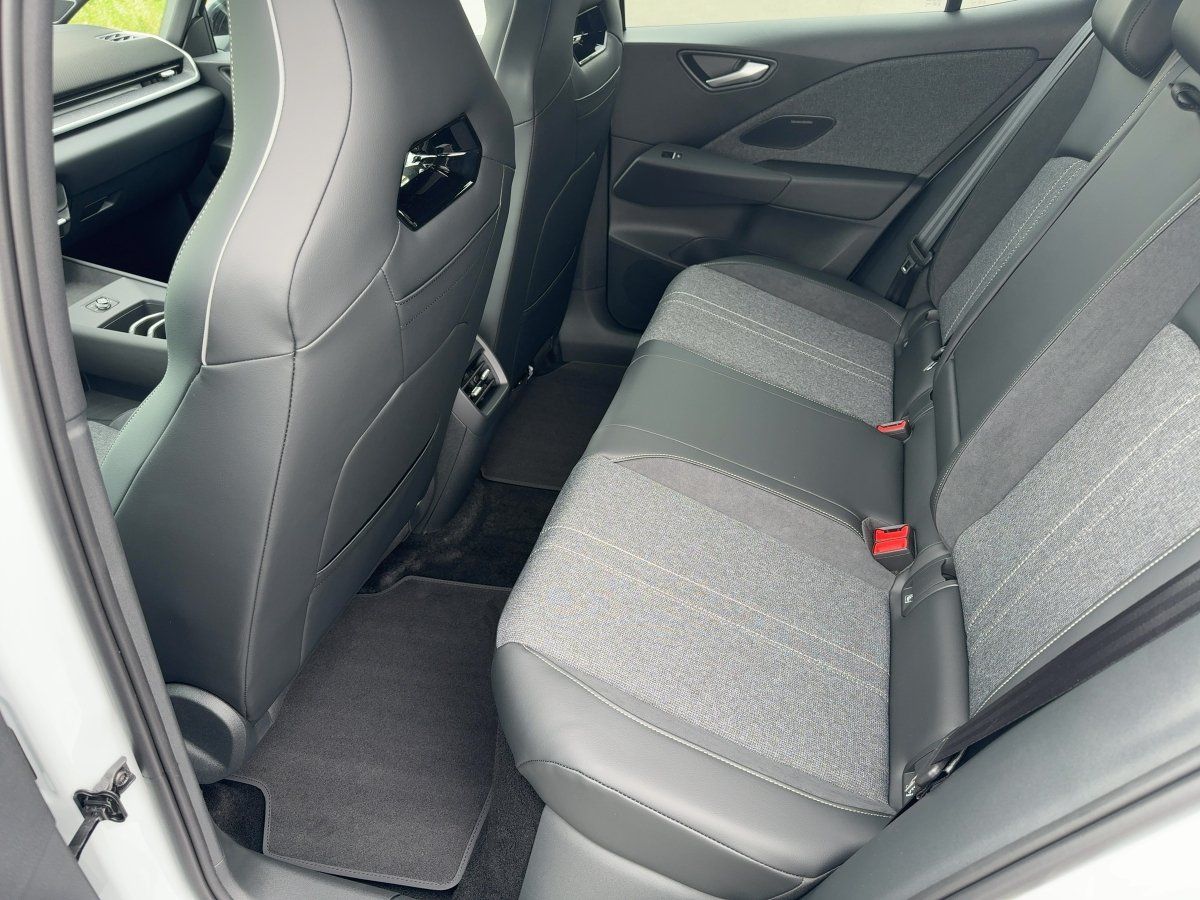 Fahrzeug autohaus mense Fahrzeugabbildung Volkswagen ID.3 Neo Style 79 kWh 1-Gang-Automatik Pano,WR,W - mit KI generiert/bearbeitet