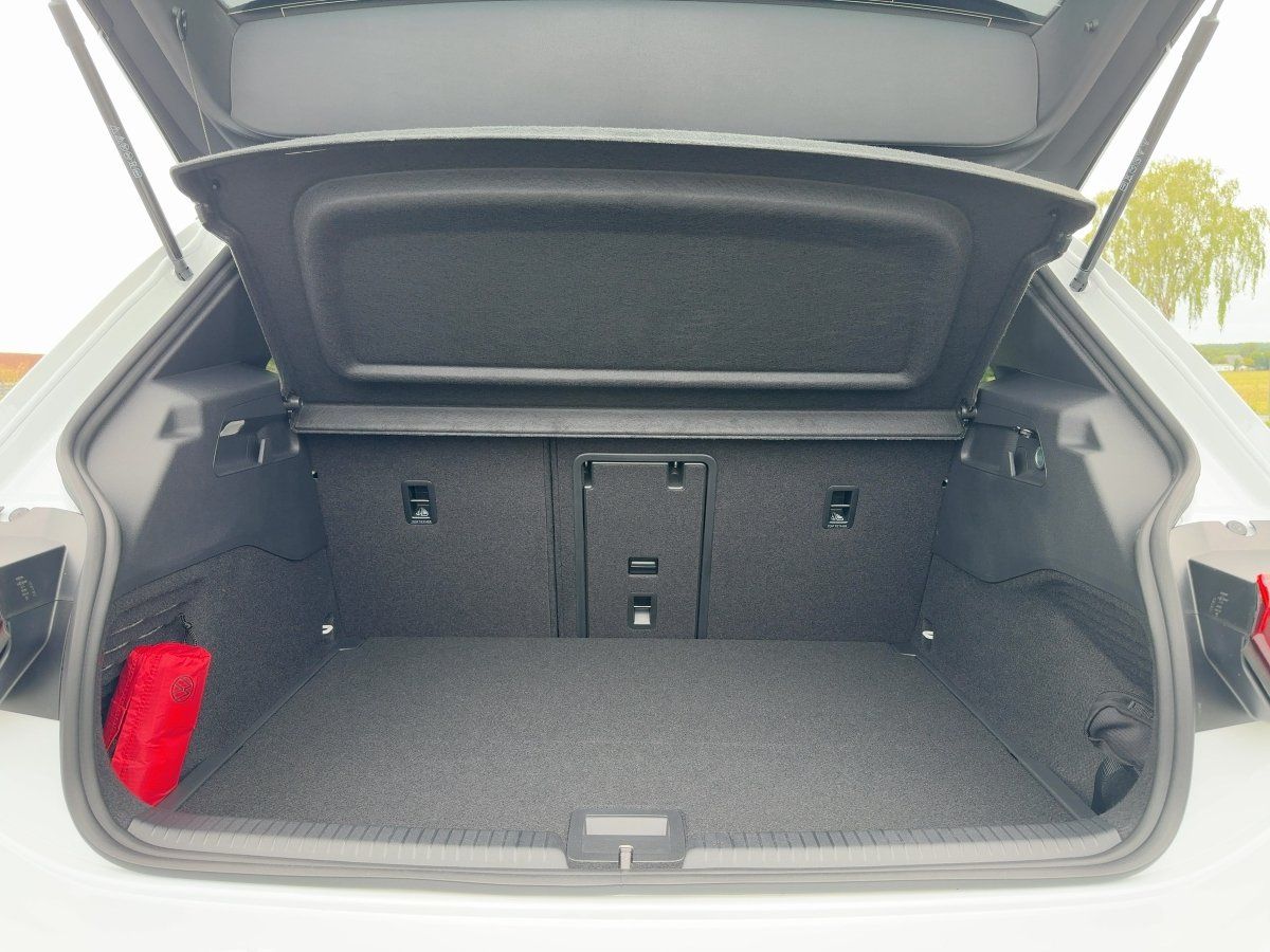 Fahrzeug autohaus mense Fahrzeugabbildung Volkswagen ID.3 Neo Style 79 kWh 1-Gang-Automatik Pano,WR,W - mit KI generiert/bearbeitet