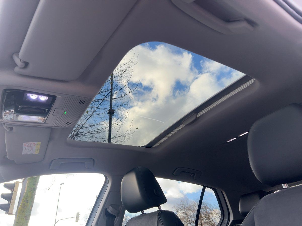 Fahrzeugabbildung Volkswagen Golf 1.5 eHybrid Style AHK Navi HUD Pano DCC ASG