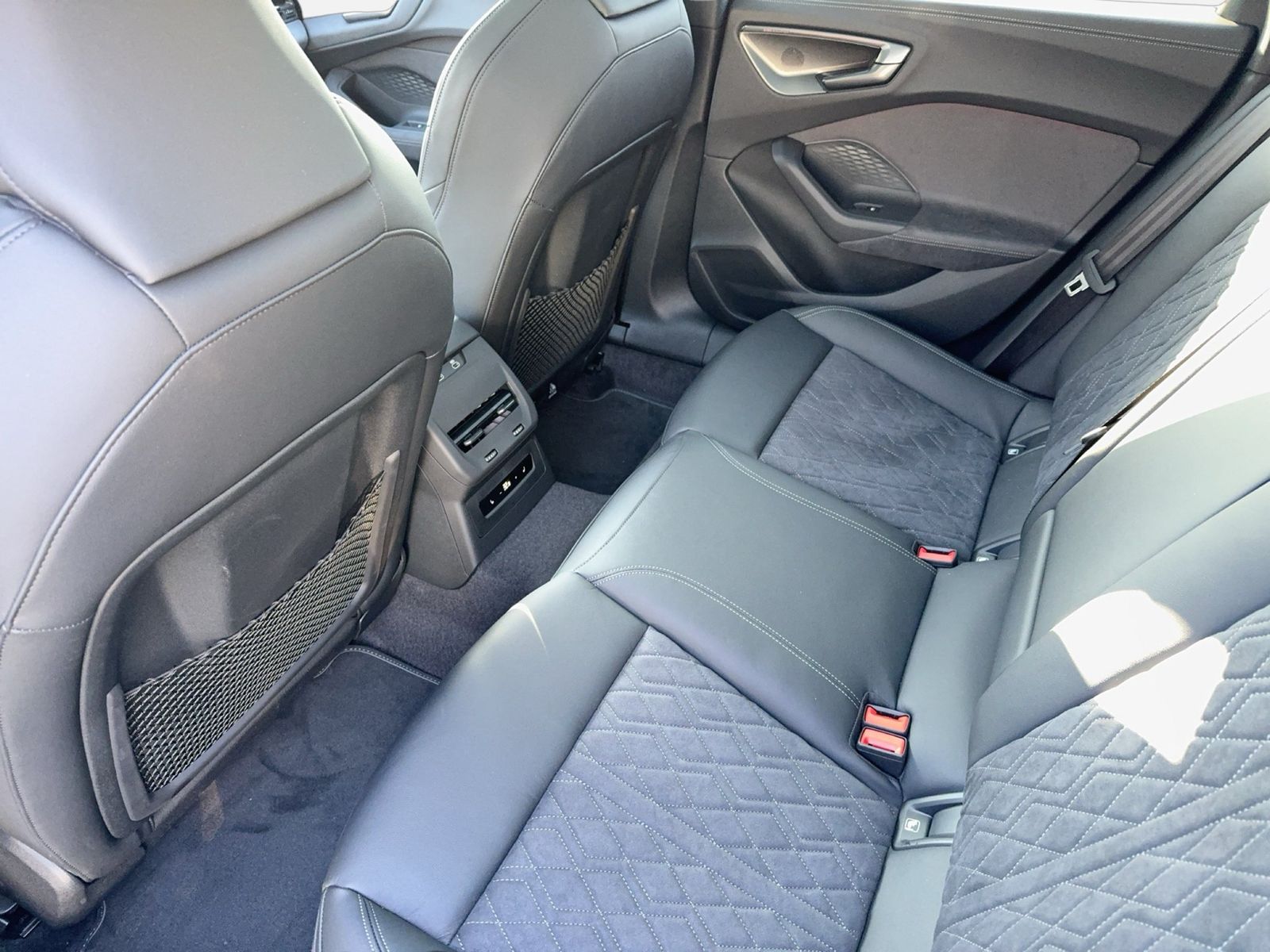 Fahrzeugabbildung Audi A5 Avant e-hybrid quattro 270 kW S tronic Matrix