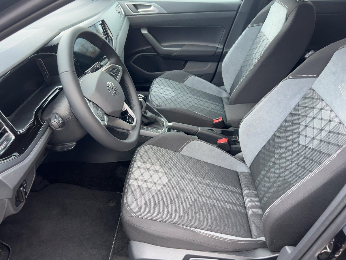 Fahrzeugabbildung Volkswagen Taigo 1.5 TSI DSG R-Line AHK Navi Keyless Kamera