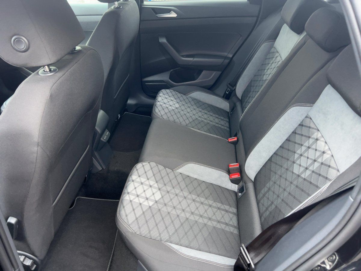 Fahrzeugabbildung Volkswagen Taigo 1.5 TSI DSG R-Line AHK Navi Keyless Kamera