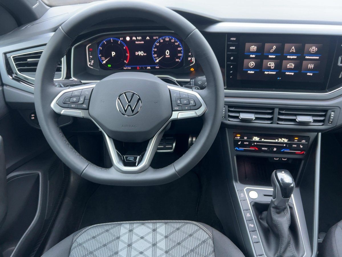 Fahrzeugabbildung Volkswagen Taigo 1.5 TSI DSG R-Line AHK Navi Keyless Kamera