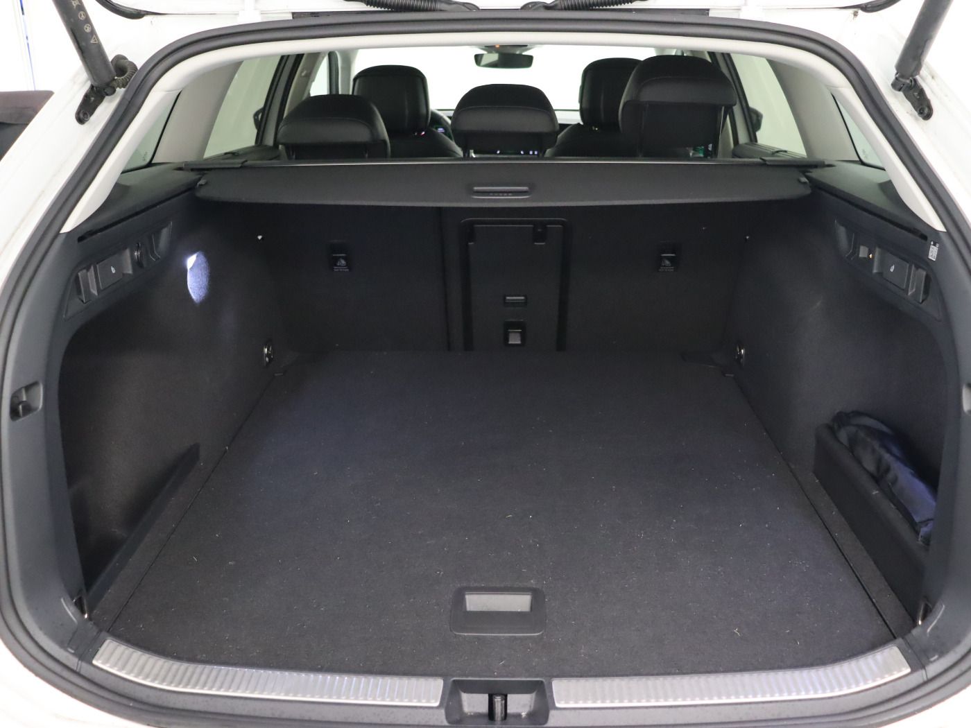 Fahrzeugabbildung Volkswagen Passat Variant 2.0 TDI DSG Elegance IQ.Light|AHK